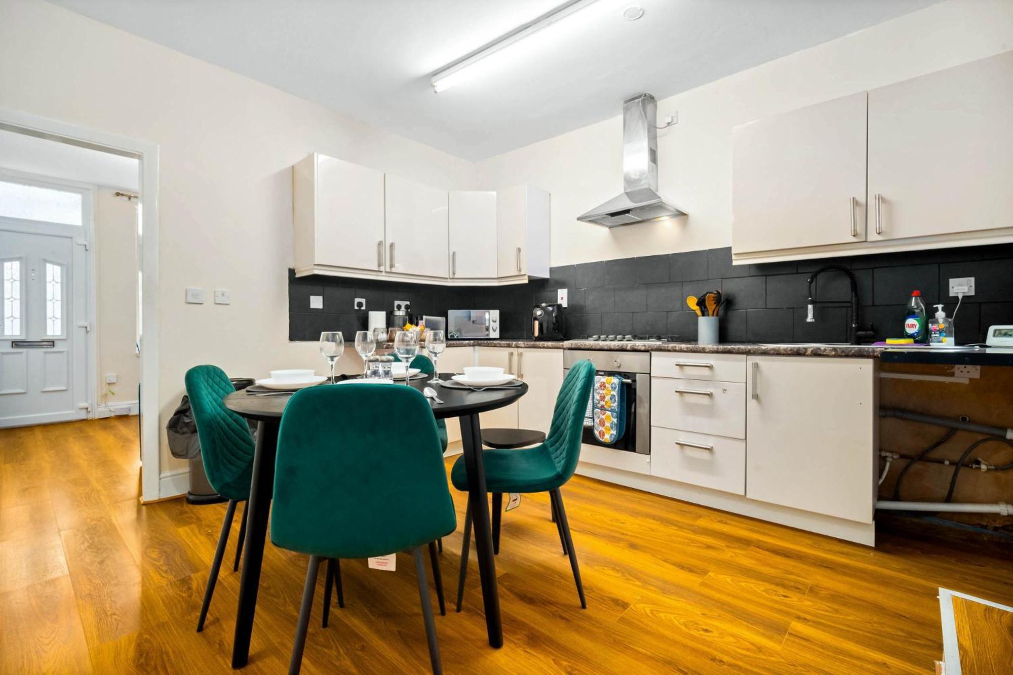 3 Bed House For Contractors & Families And Free Parking Villa Birmingham Exterior photo
